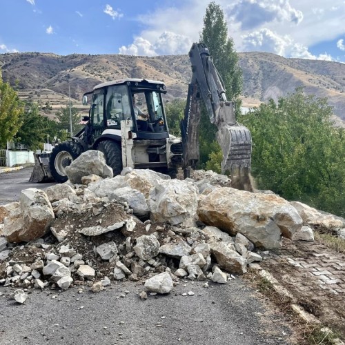 YENİ TRETUVARLAR YOLLAR VE KAVŞAKLAR YAPIYORUZ