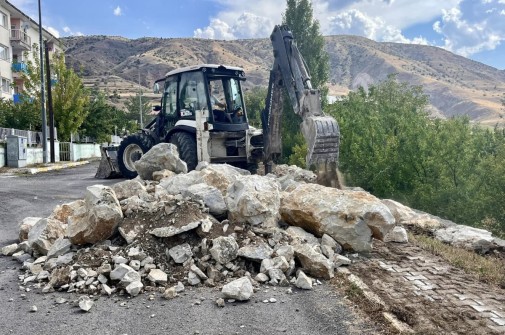 YENİ TRETUVARLAR YOLLAR VE KAVŞAKLAR YAPIYORUZ